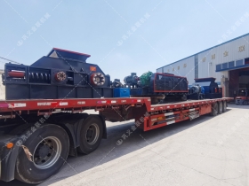 1200*1200雙齒輥破碎機(jī)，兩臺900*900軌道移動雙齒輥破碎機(jī)發(fā)往云南